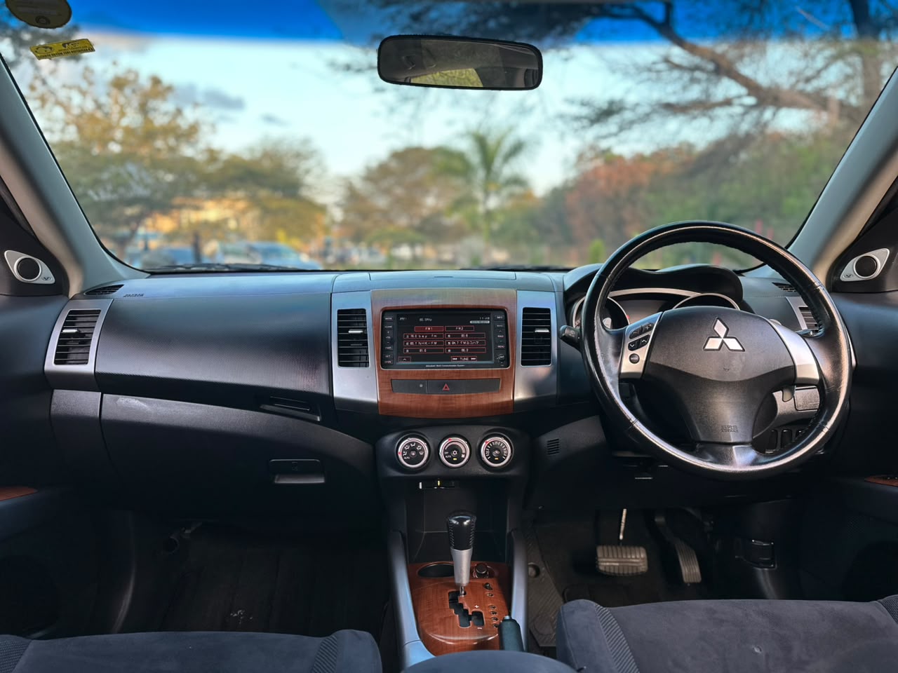 MITSUBISHI OUTLANDER thumbnail 5